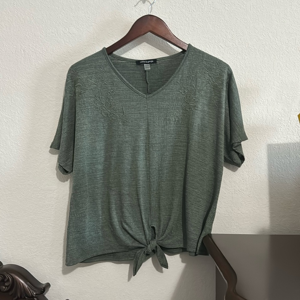 Cable & Gauge Women’s Green Short Sleeve Embroidered Tee Shirt